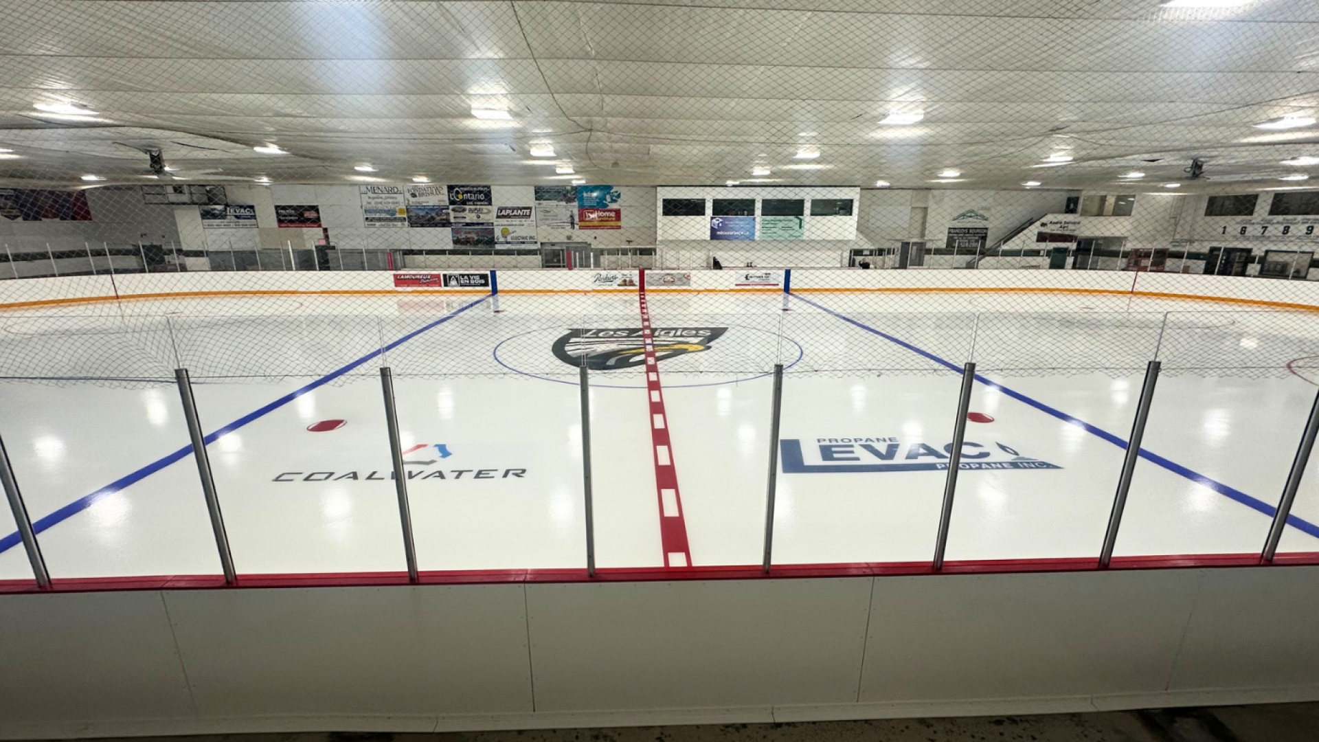 Picture of the ice rink inside of the St-Isidore Recreation Centre