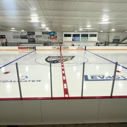 Picture of the ice rink inside of the St-Isidore Recreation Centre