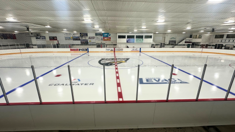 Picture of the ice rink inside of the St-Isidore Recreation Centre